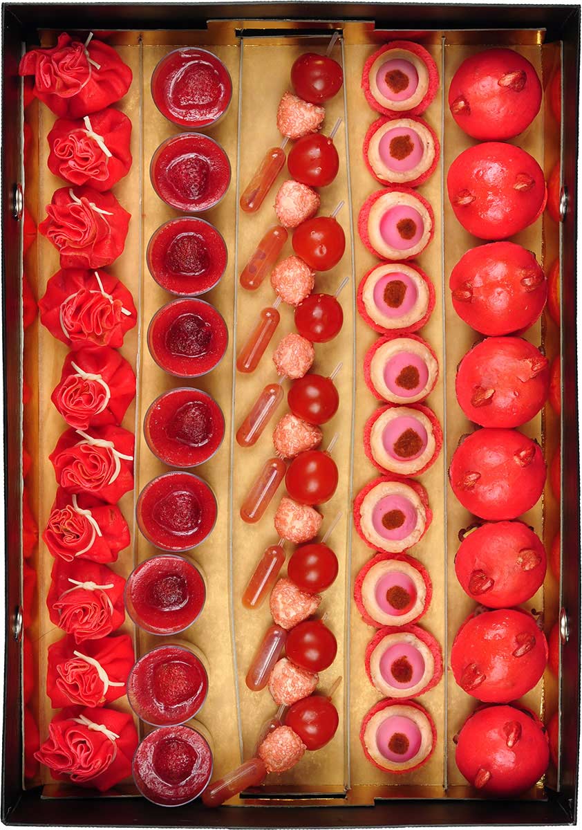 Бокс с красной икрой, капрезе и панна-коттой