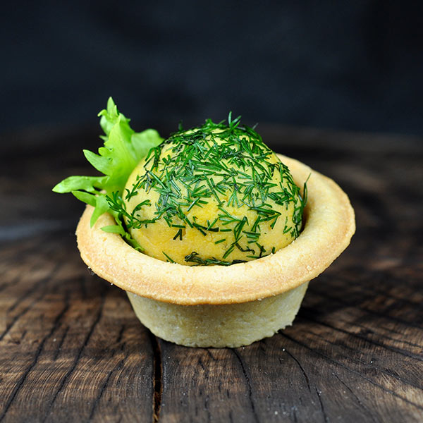 Канапе с куриным паштетом и оливкой